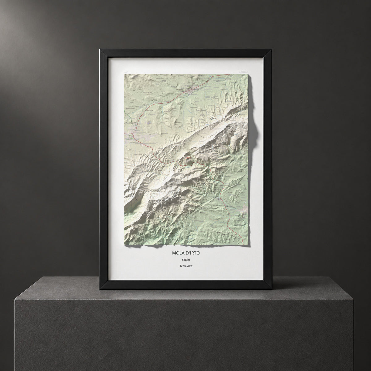 Mapa topográfico del relieve: Mola d'Irto, 538 m. Presentación enmarcada. 70 × 100 cm.