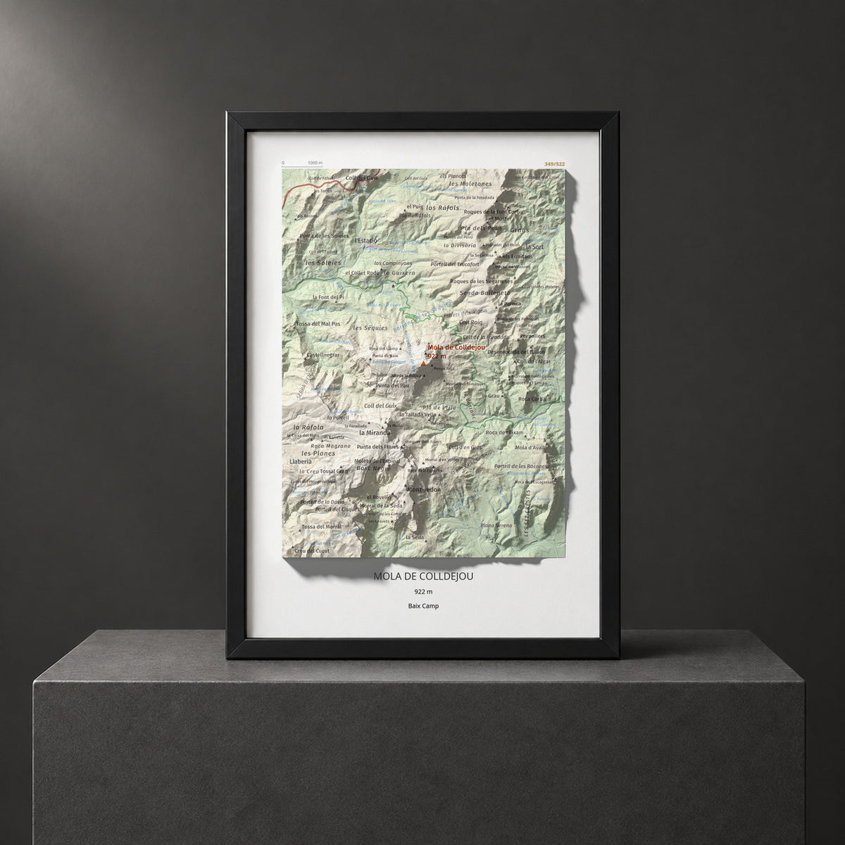 Mapa de relieve de Mola de Colldejou, 922 m, Baix Camp, lámina 100 Cims de Trobart. Presentación enmarcada. 21 × 30 cm.