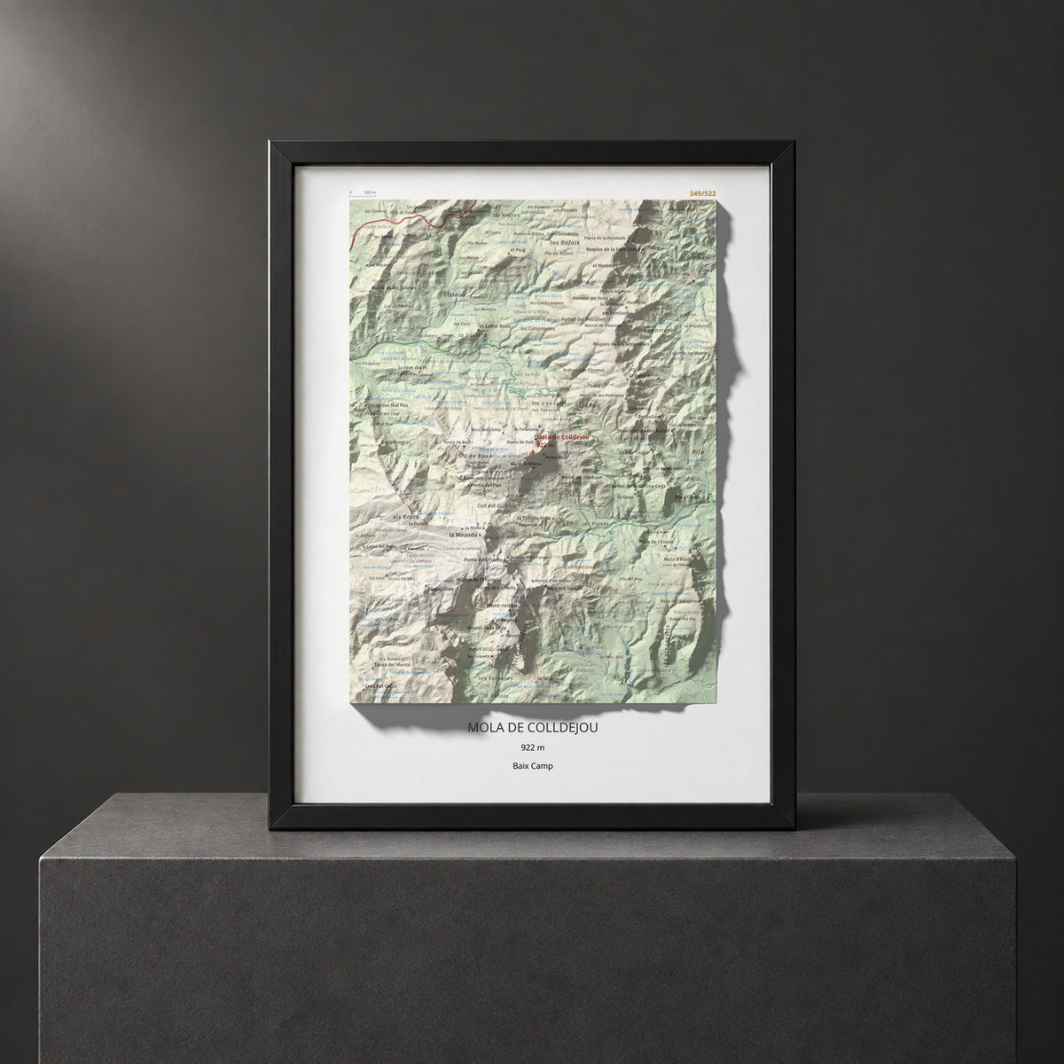 Mapa de relieve de Mola de Colldejou, 922 m, Baix Camp, lámina 100 Cims de Trobart. Presentación enmarcada. 30 × 40 cm.