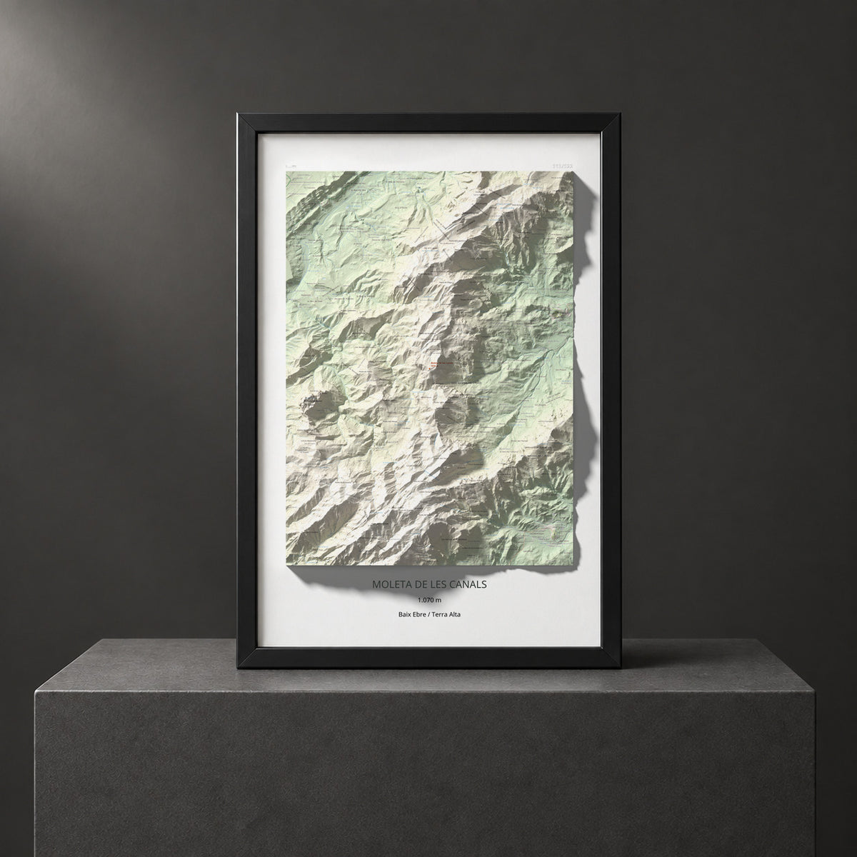 Mapa de relieve de Moleta de les Canals, 1070 m, Baix Ebre · Terra Alta, lámina 100 Cims de Trobart. Presentación enmarcada. 61 × 91 cm.