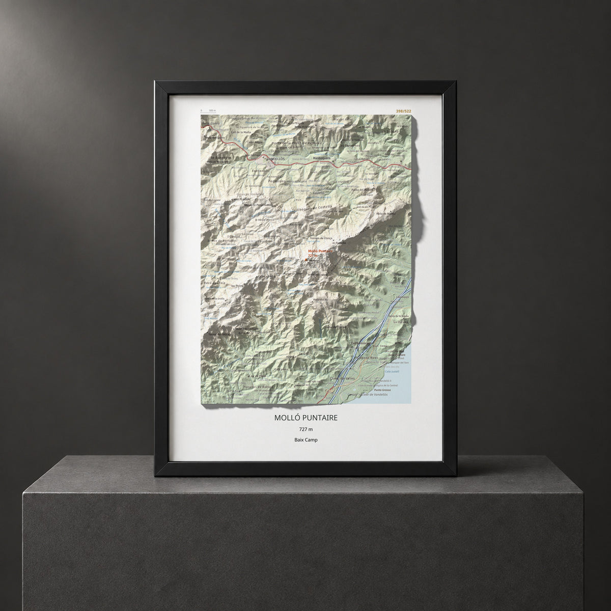 Mapa topogràfic del relleu: Molló Puntaire, 727 m. Presentació emmarcada. 30 × 40 cm.