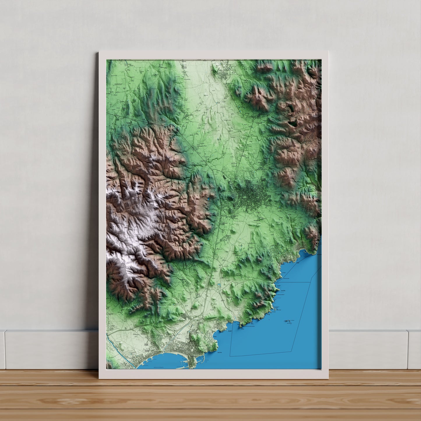Mapa artístico del relieve de Mont-ras, al Baix Empordà, con 15 km de entorno y base topográfica ICGC. Presentación enmarcada.