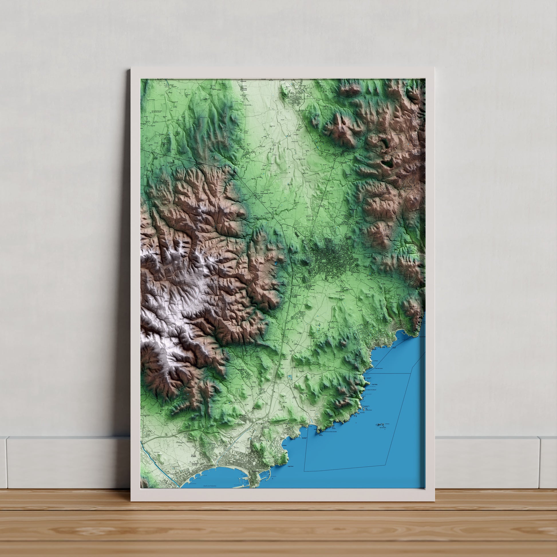 Mapa artístico del relieve de Mont-ras, al Baix Empordà, con 15 km de entorno y base topográfica ICGC. Presentación enmarcada.