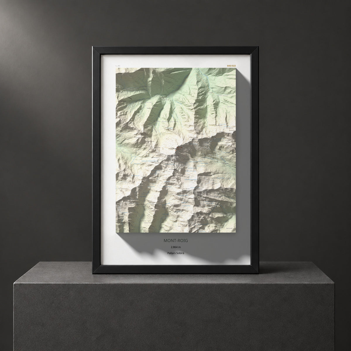 Mapa de relieve de Mont-roig, 2864 m, Pallars Sobirà, lámina 100 Cims de Trobart. Presentación enmarcada. 50 × 70 cm.