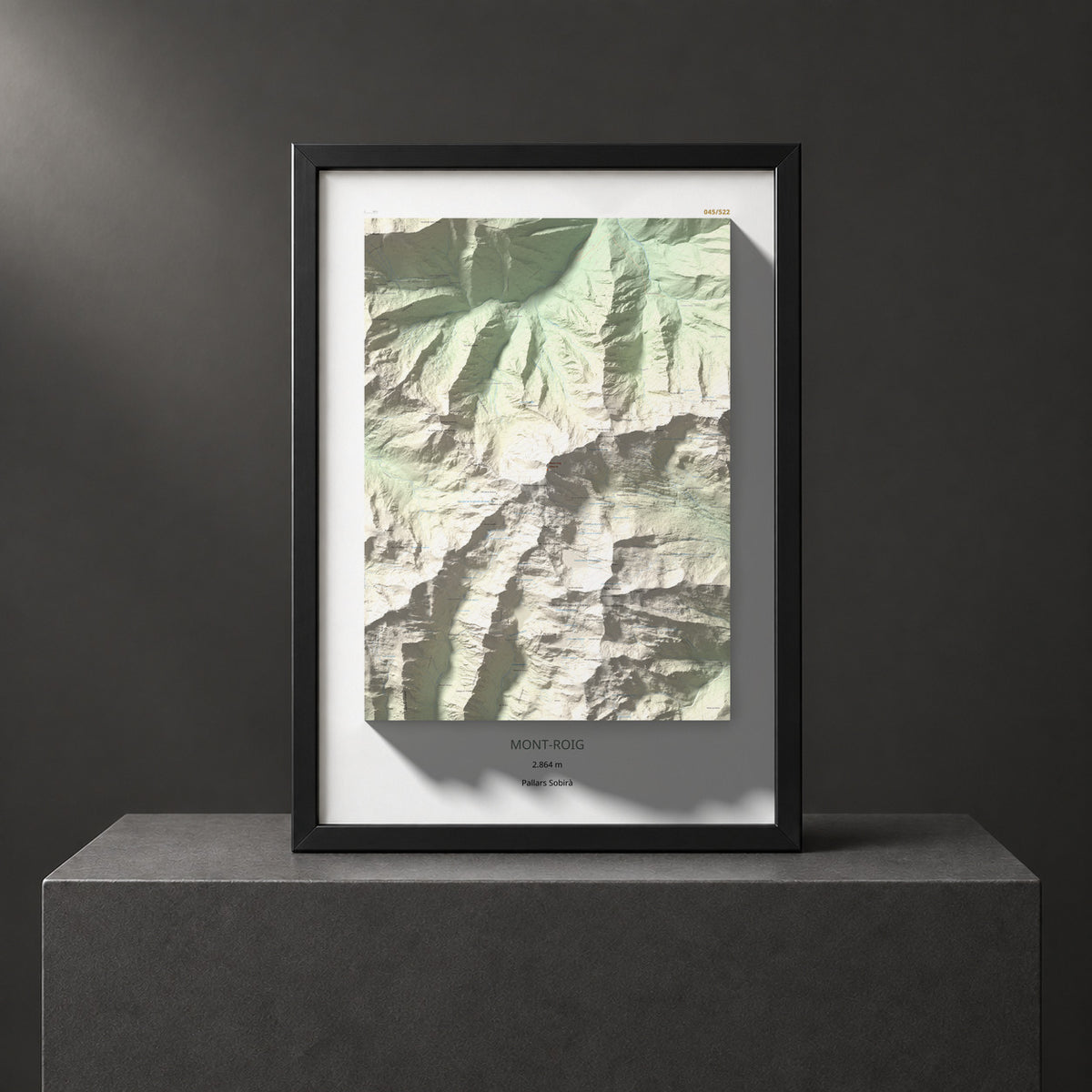 Mapa de relieve de Mont-roig, 2864 m, Pallars Sobirà, lámina 100 Cims de Trobart. Presentación enmarcada. 70 × 100 cm.
