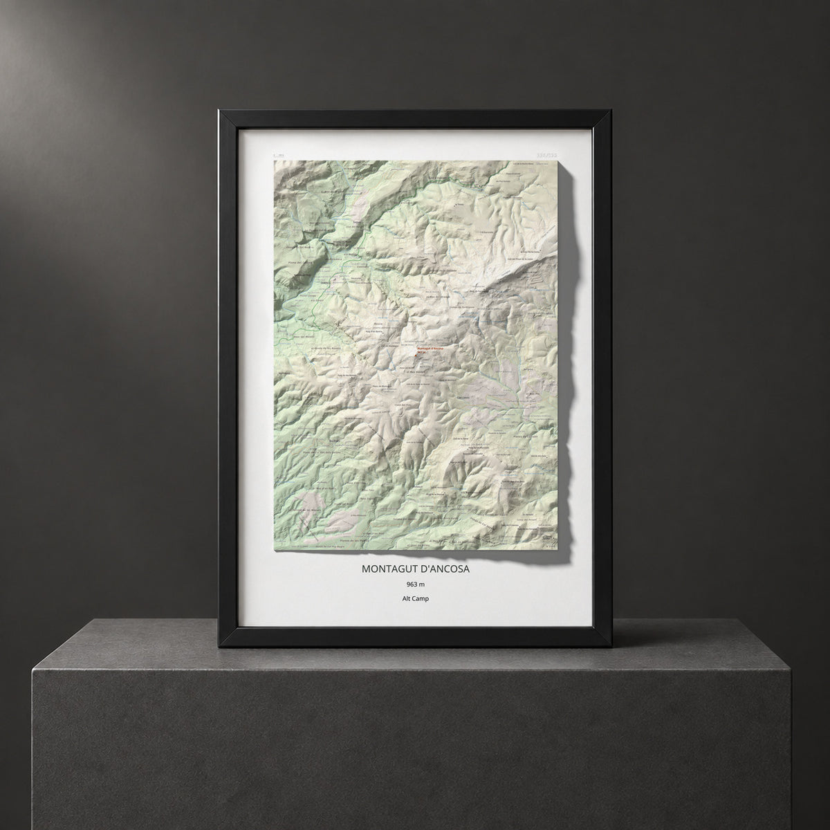 Mapa de relieve de Montagut d'Ancosa, 963 m, Alt Camp, lámina 100 Cims de Trobart. Presentación enmarcada. 50 × 70 cm.