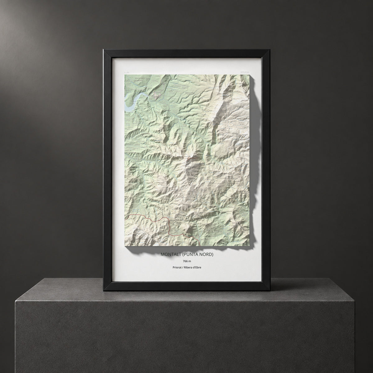 Mapa de relieve de Montalt (punta nord), 766 m, Priorat · Ribera d'Ebre, lámina 100 Cims de Trobart. Presentación enmarcada. 61 × 91 cm.