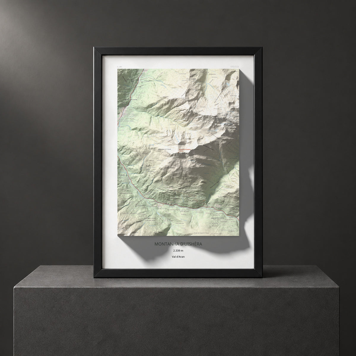 Mapa de relieve de Montanha d'Uishèra, 2339 m, Val d'Aran, lámina 100 Cims de Trobart. Presentación enmarcada. 50 × 70 cm.