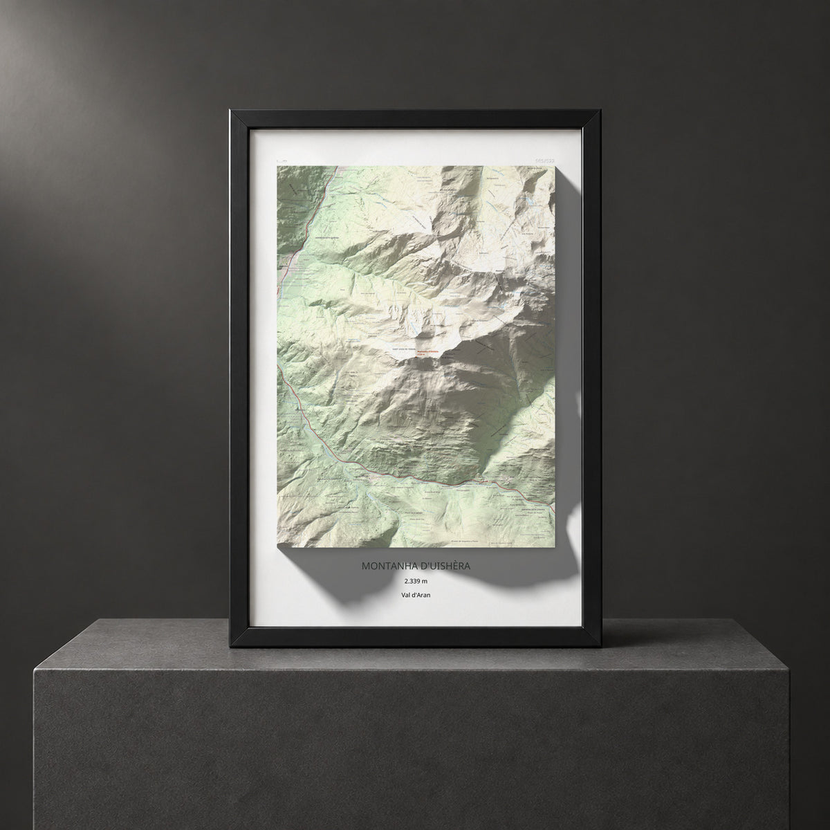 Mapa de relieve de Montanha d'Uishèra, 2339 m, Val d'Aran, lámina 100 Cims de Trobart. Presentación enmarcada. 61 × 91 cm.