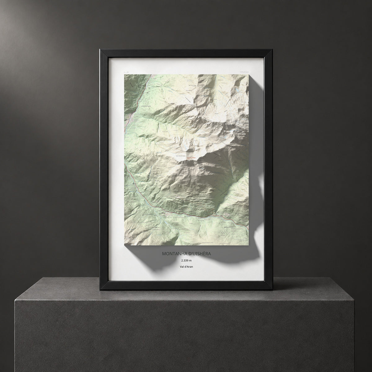 Mapa de relieve de Montanha d'Uishèra, 2339 m, Val d'Aran, lámina 100 Cims de Trobart. Presentación enmarcada. 70 × 100 cm.