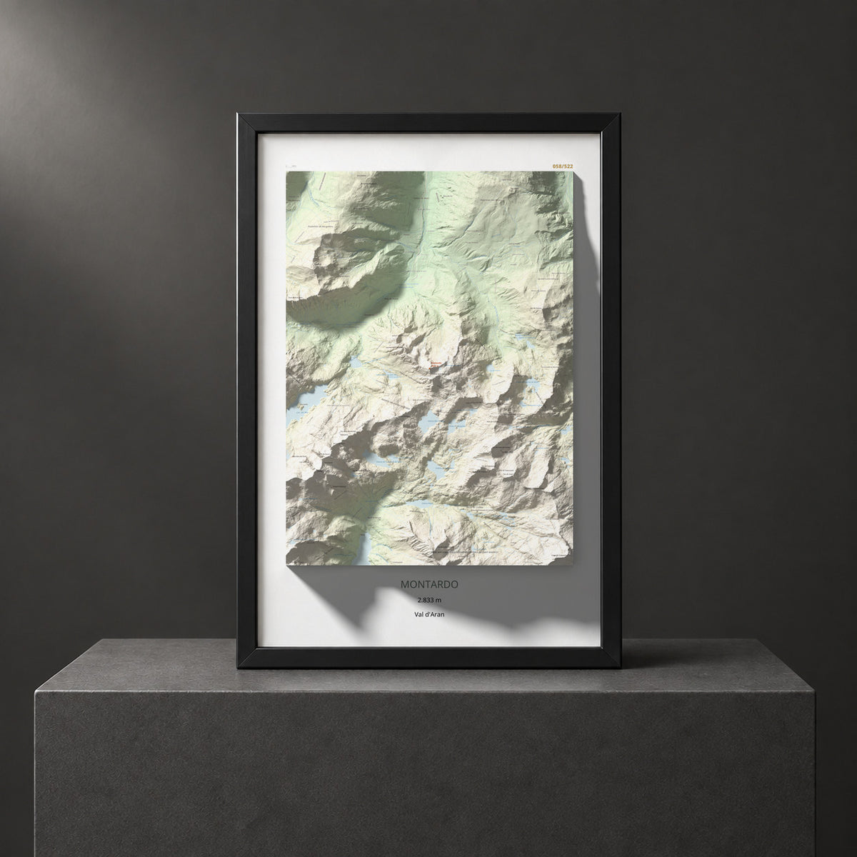 Mapa de relieve de Montardo, 2833 m, Val d'Aran, lámina 100 Cims de Trobart. Presentación enmarcada. 61 × 91 cm.