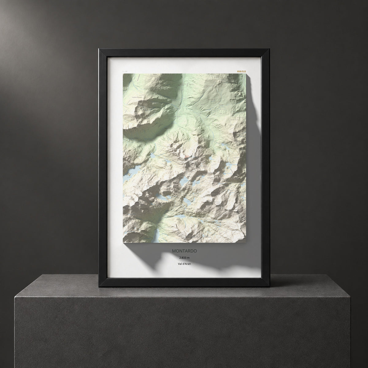 Mapa de relieve de Montardo, 2833 m, Val d'Aran, lámina 100 Cims de Trobart. Presentación enmarcada. 70 × 100 cm.