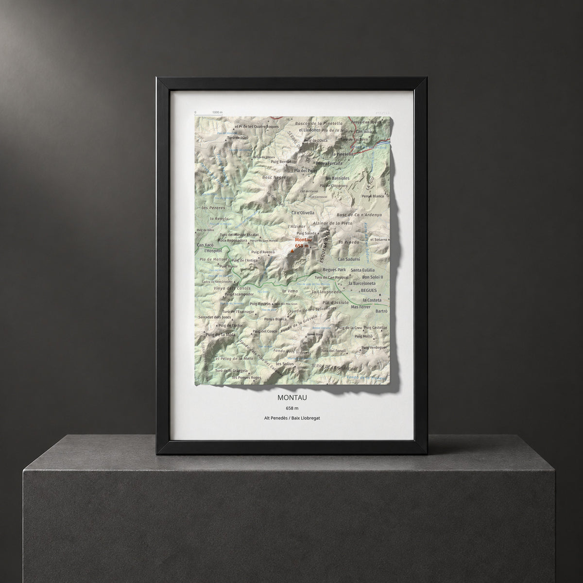 Mapa topogràfic del relleu: Montau, 658 m. Presentació emmarcada. 21 × 30 cm.