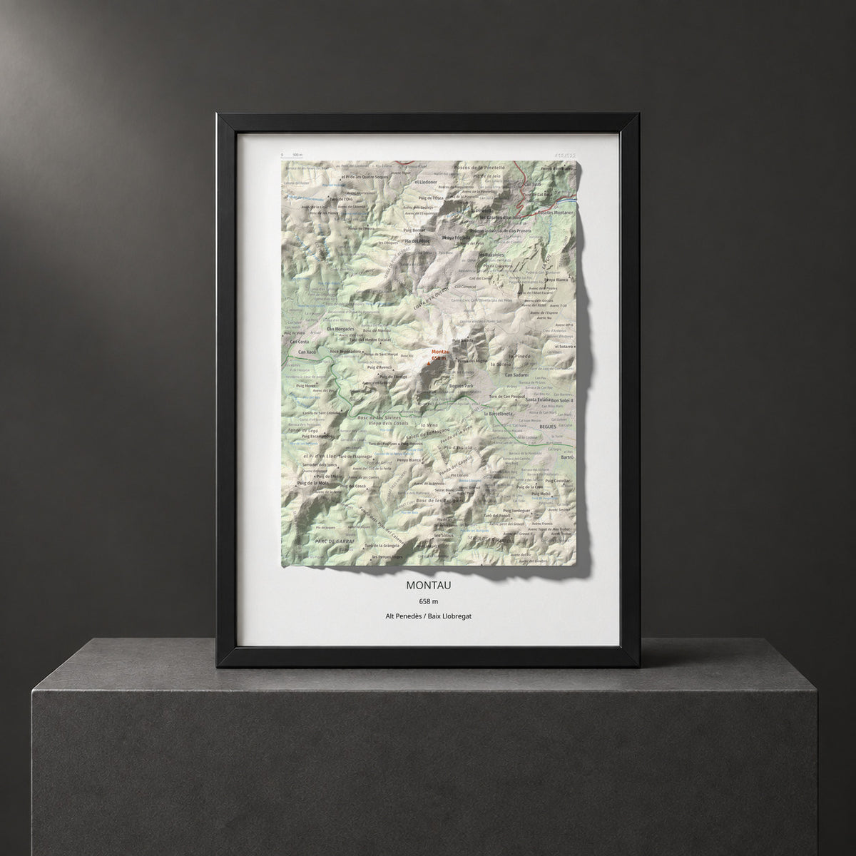 Mapa topogràfic del relleu: Montau, 658 m. Presentació emmarcada. 30 × 40 cm.