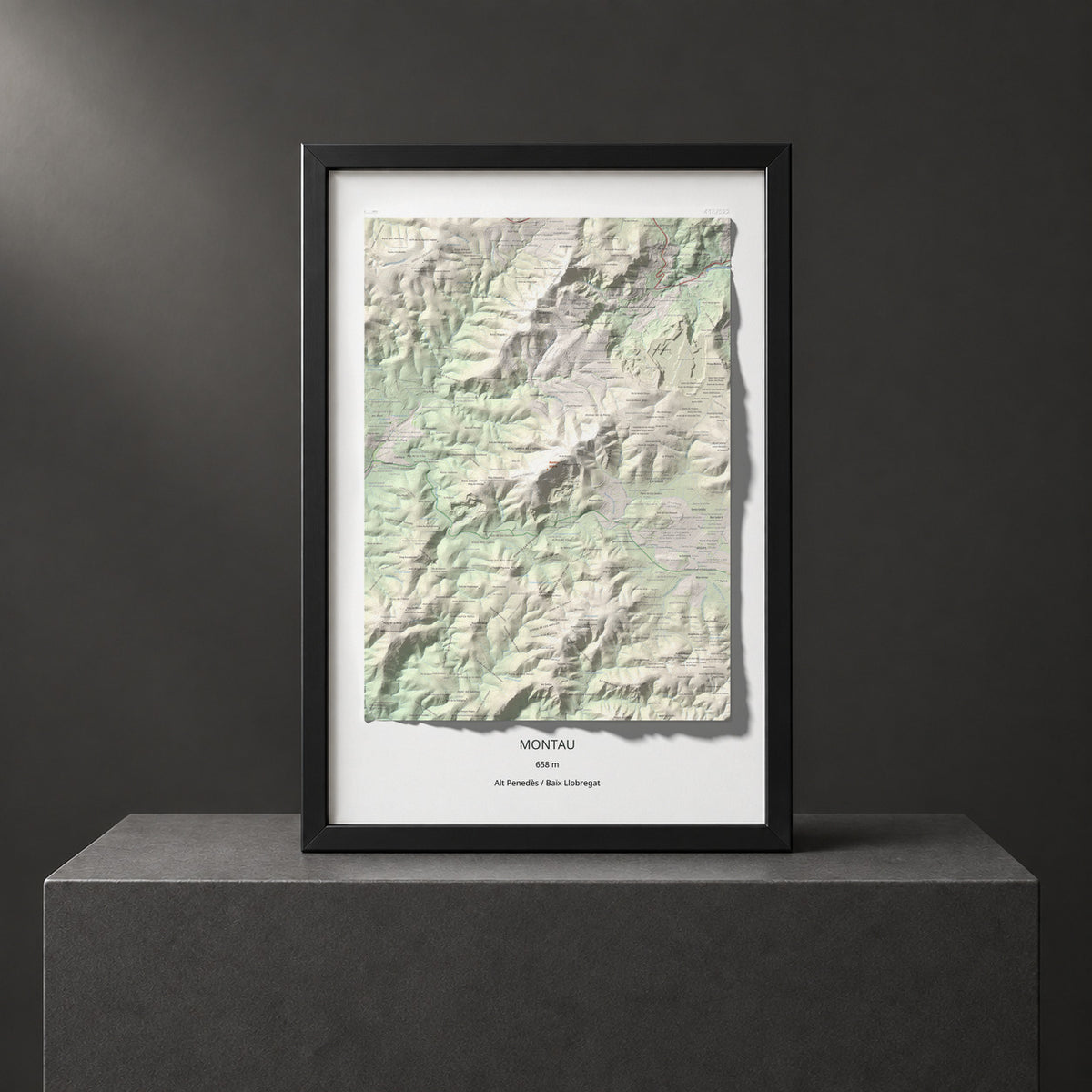 Mapa topogràfic del relleu: Montau, 658 m. Presentació emmarcada. 61 × 91 cm.