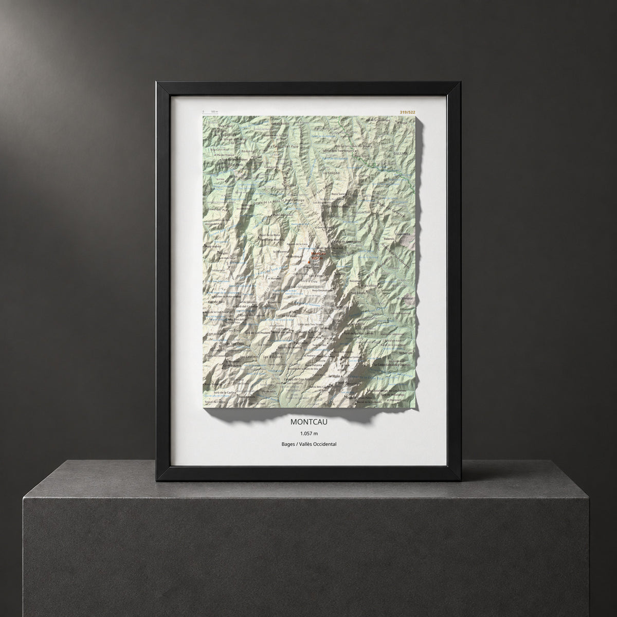 Mapa de relieve de Montcau, 1057 m, Bages · Vallès Occidental, lámina 100 Cims de Trobart. Presentación enmarcada. 30 × 40 cm.