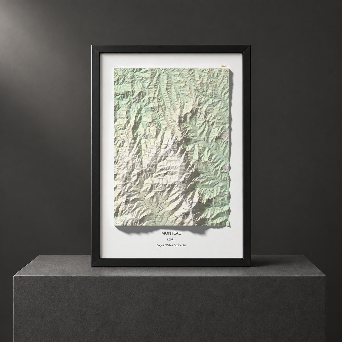 Mapa de relieve de Montcau, 1057 m, Bages · Vallès Occidental, lámina 100 Cims de Trobart. Presentación enmarcada. 70 × 100 cm.