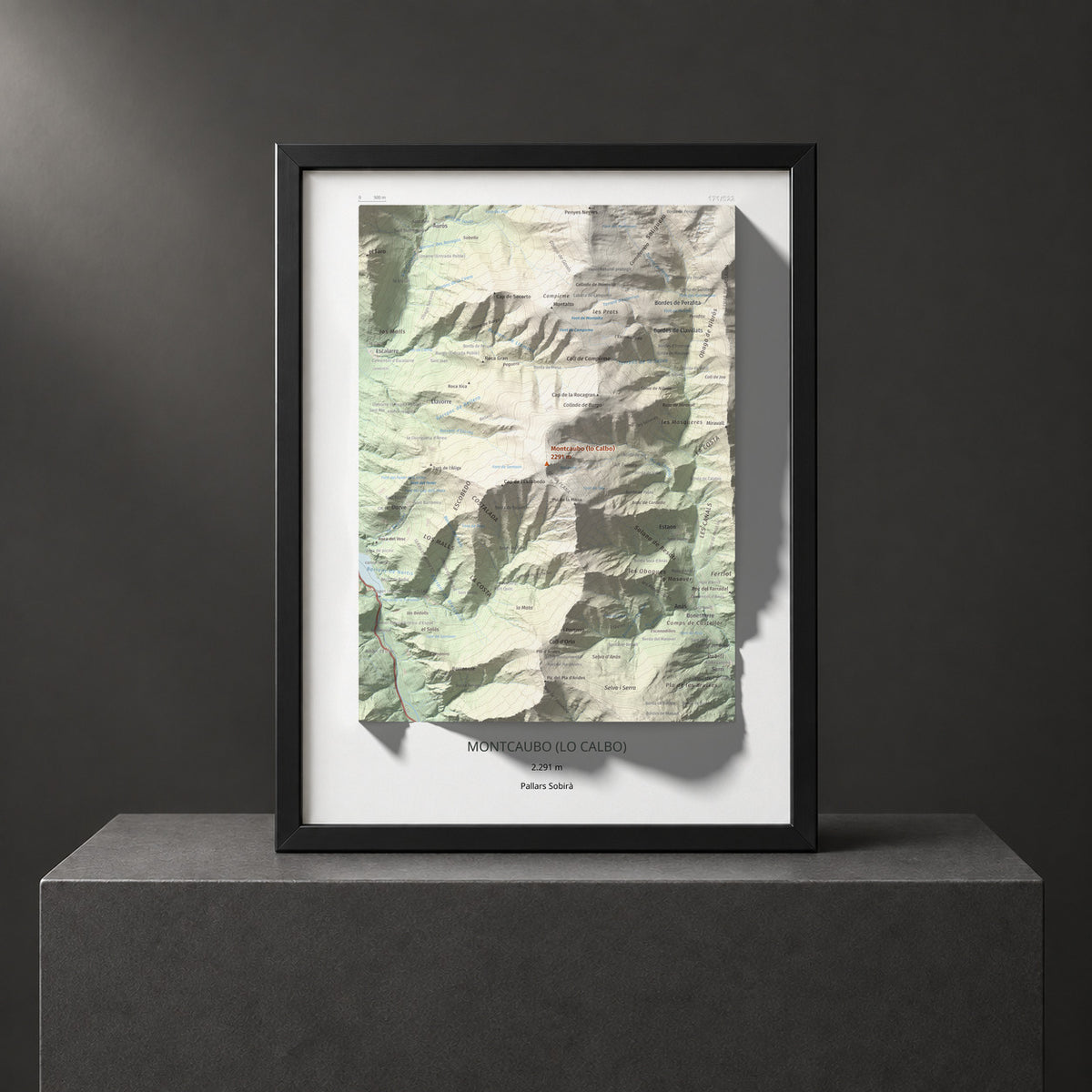 Mapa de relieve de Montcaubo (lo Calbo), 2291 m, Pallars Sobirà, lámina 100 Cims de Trobart. Presentación enmarcada. 30 × 40 cm.