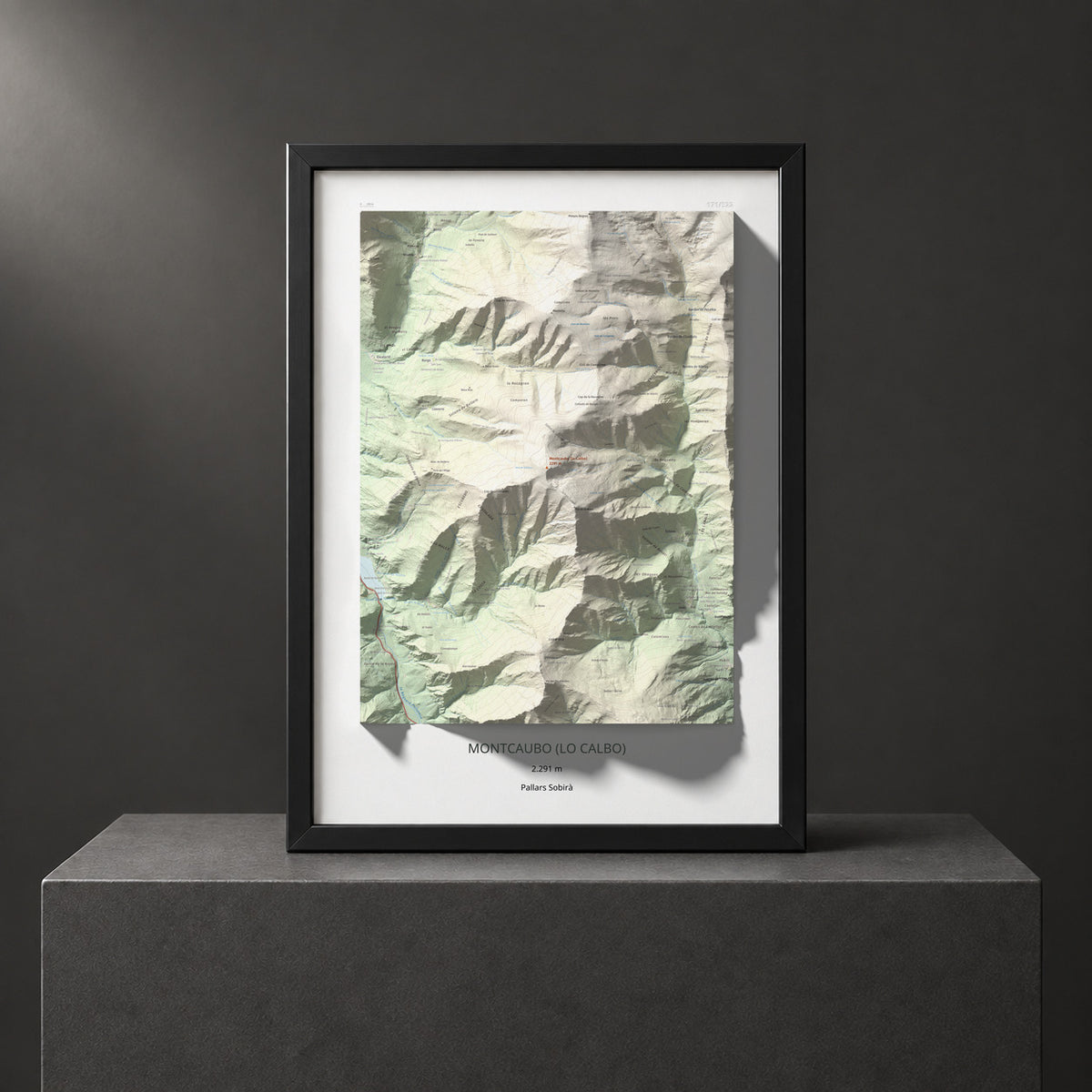 Mapa de relieve de Montcaubo (lo Calbo), 2291 m, Pallars Sobirà, lámina 100 Cims de Trobart. Presentación enmarcada. 50 × 70 cm.