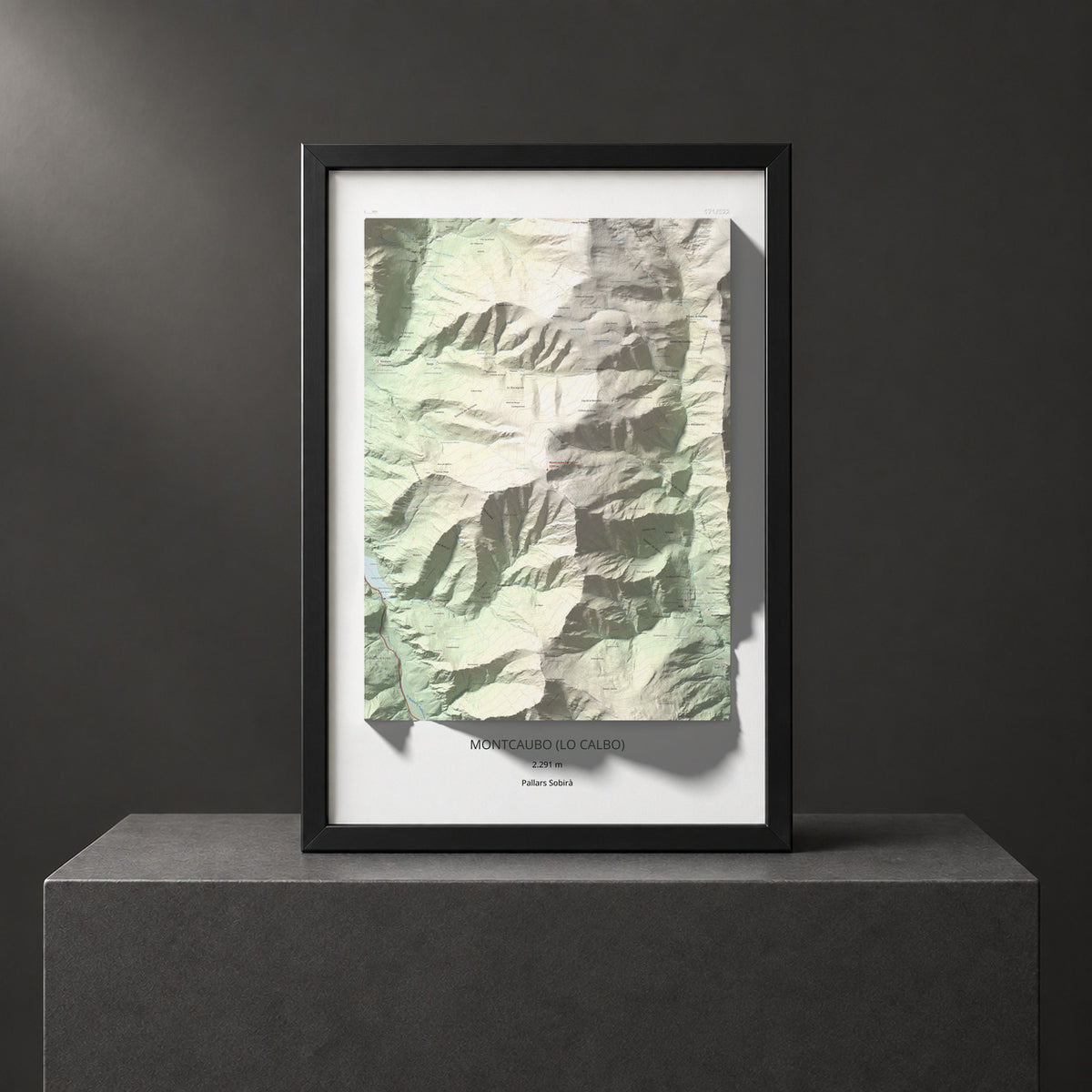 Mapa de relieve de Montcaubo (lo Calbo), 2291 m, Pallars Sobirà, lámina 100 Cims de Trobart. Presentación enmarcada. 61 × 91 cm.