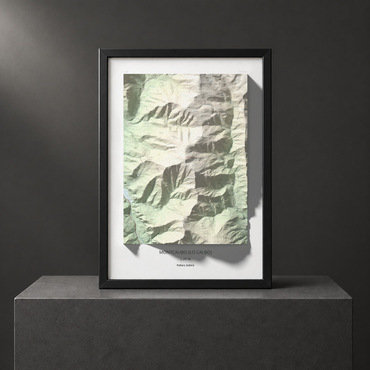 Mapa de relieve de Montcaubo (lo Calbo), 2291 m, Pallars Sobirà, lámina 100 Cims de Trobart. Presentación enmarcada. 70 × 100 cm.