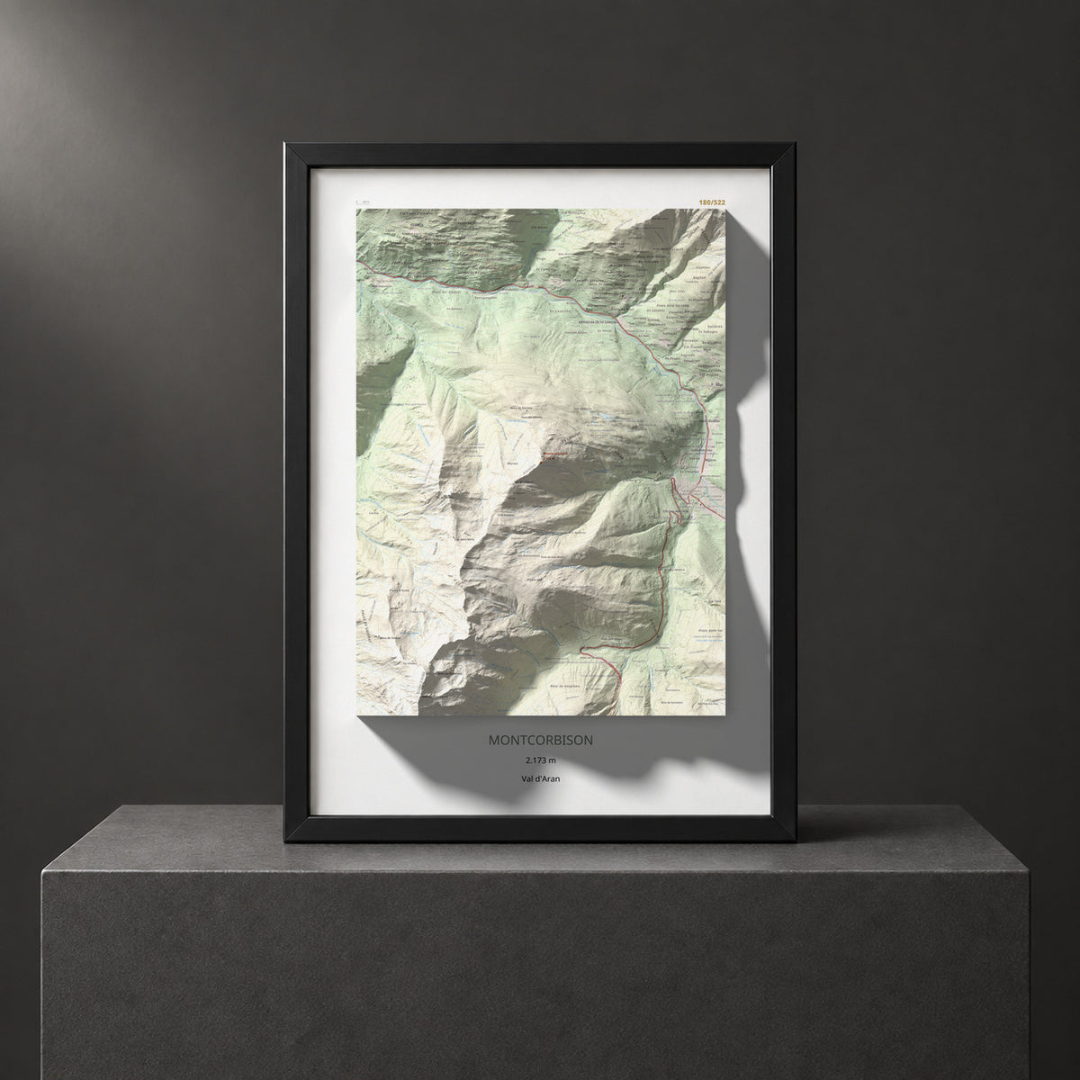 Mapa de relieve de Montcorbison, 2173 m, Val d'Aran, lámina 100 Cims de Trobart. Presentación enmarcada. 50 × 70 cm.