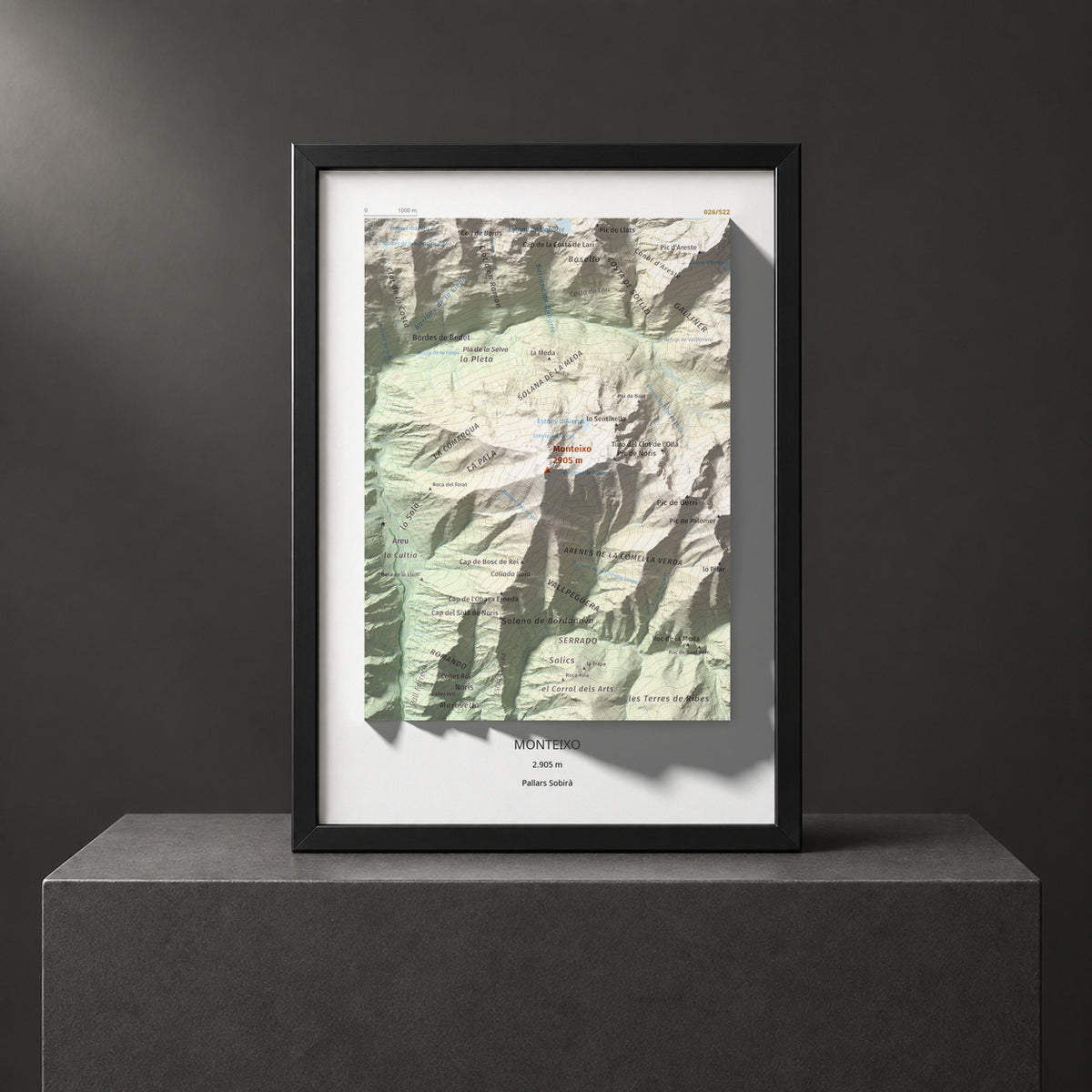 Mapa de relieve de Monteixo, 2905 m, Pallars Sobirà, lámina 100 Cims de Trobart. Presentación enmarcada. 21 × 30 cm.