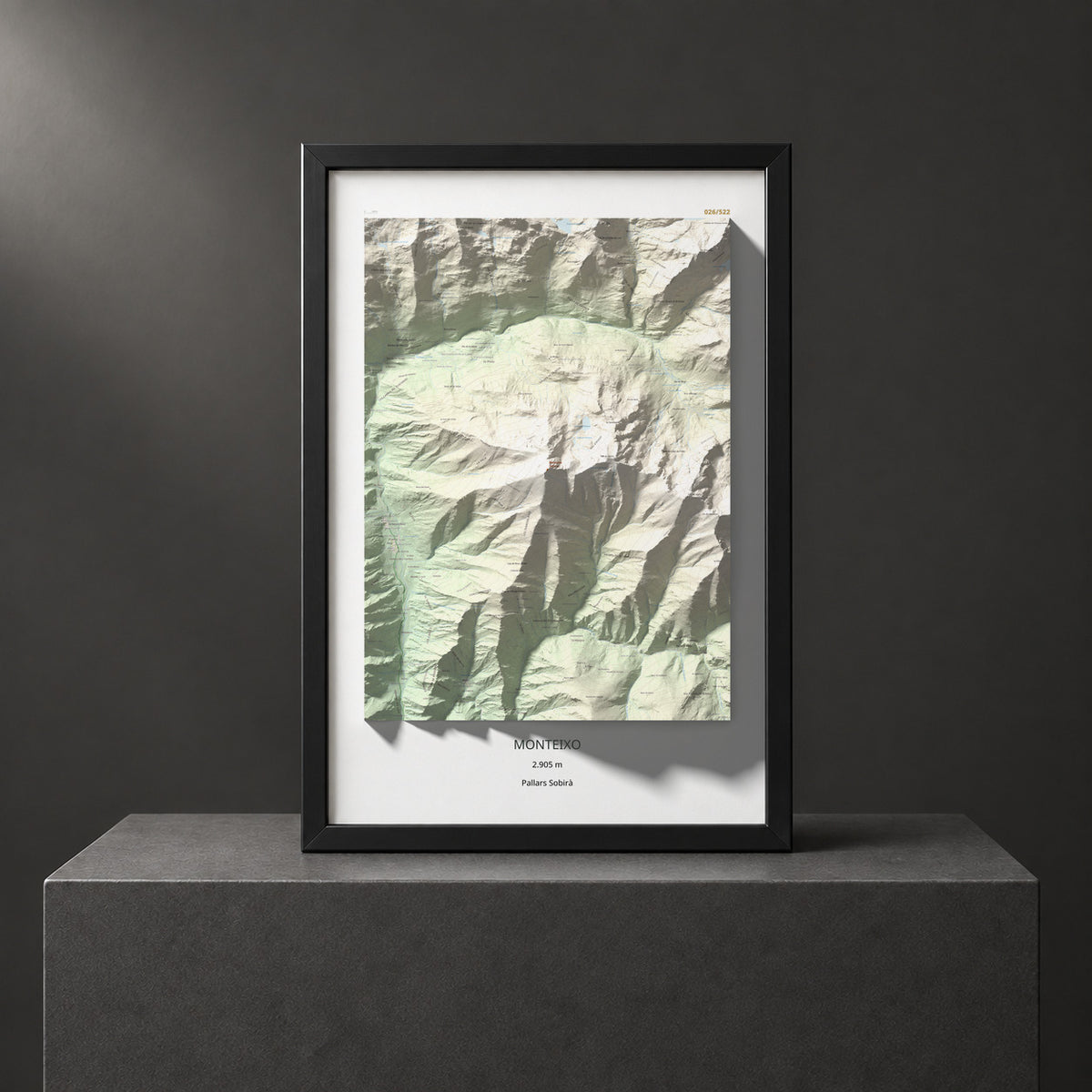 Mapa de relieve de Monteixo, 2905 m, Pallars Sobirà, lámina 100 Cims de Trobart. Presentación enmarcada. 61 × 91 cm.