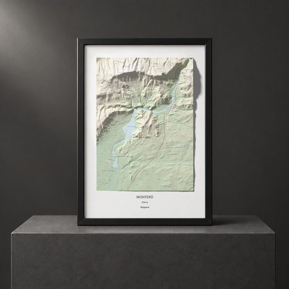 Mapa de relieve de Monteró, 574 m, Noguera, lámina 100 Cims de Trobart. Presentación enmarcada. 70 × 100 cm.