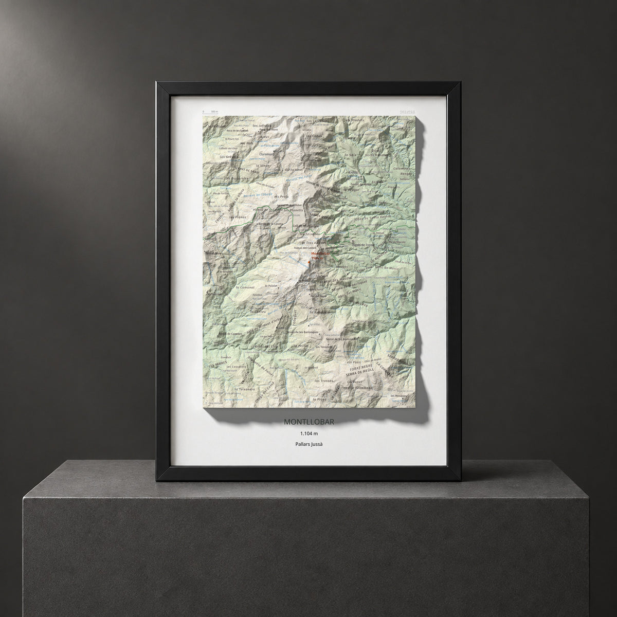 Mapa de relieve de Montllobar, 1104 m, Pallars Jussà, lámina 100 Cims de Trobart. Presentación enmarcada. 30 × 40 cm.