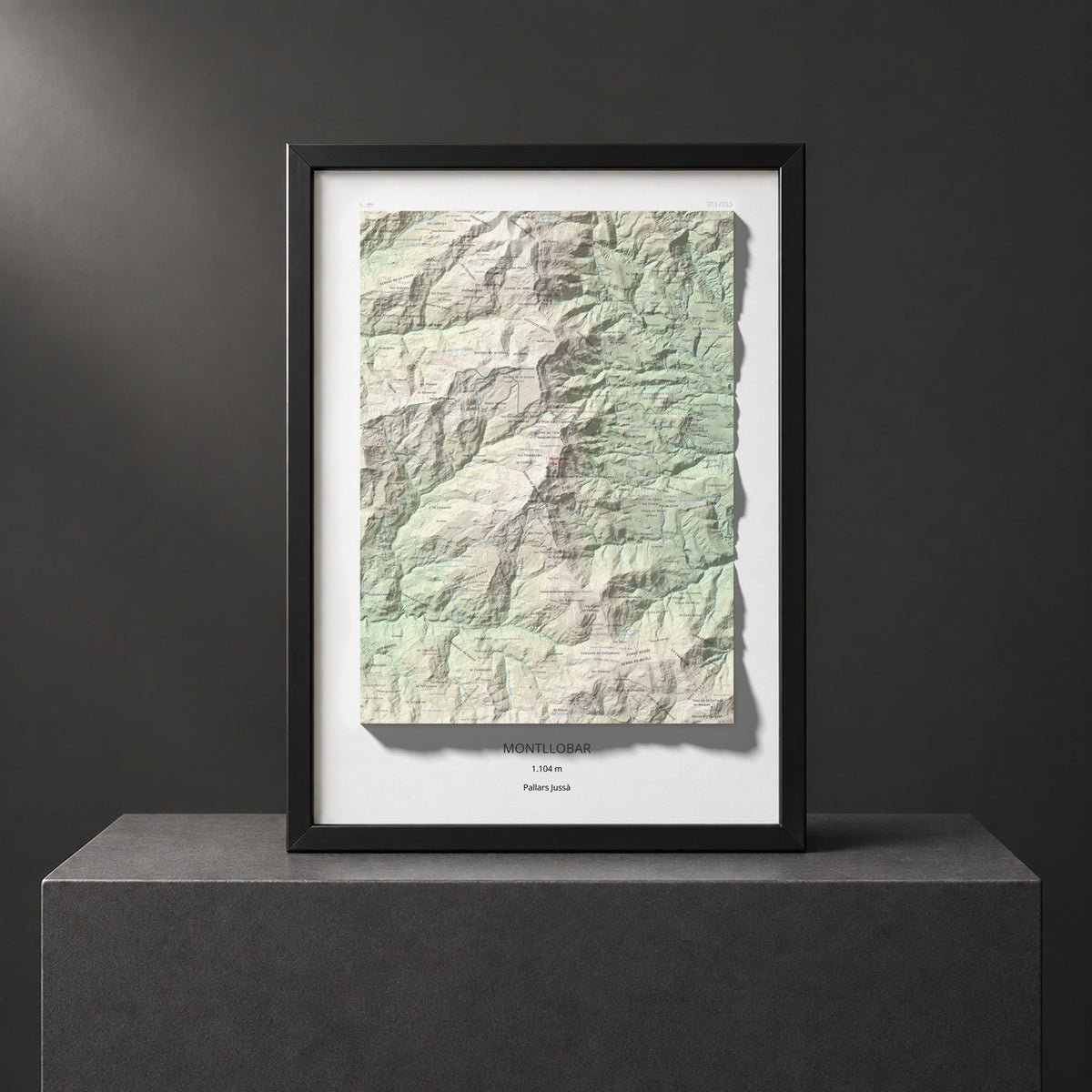 Mapa de relieve de Montllobar, 1104 m, Pallars Jussà, lámina 100 Cims de Trobart. Presentación enmarcada. 50 × 70 cm.