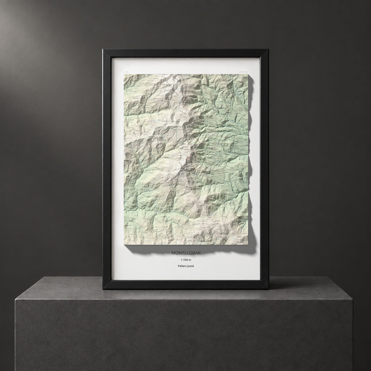 Mapa de relieve de Montllobar, 1104 m, Pallars Jussà, lámina 100 Cims de Trobart. Presentación enmarcada. 61 × 91 cm.