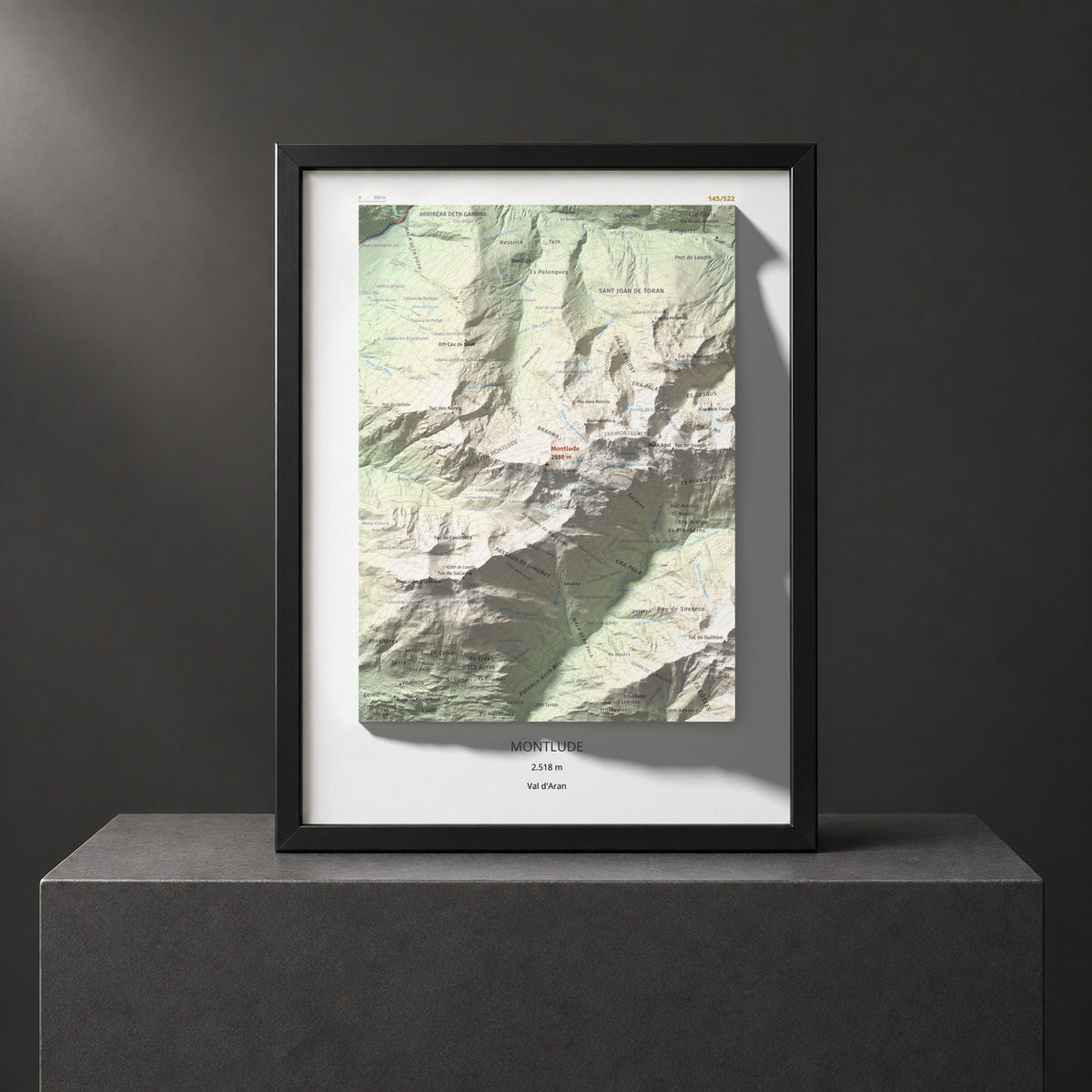 Mapa de relieve de Montlude, 2518 m, Val d'Aran, lámina 100 Cims de Trobart. Presentación enmarcada. 30 × 40 cm.