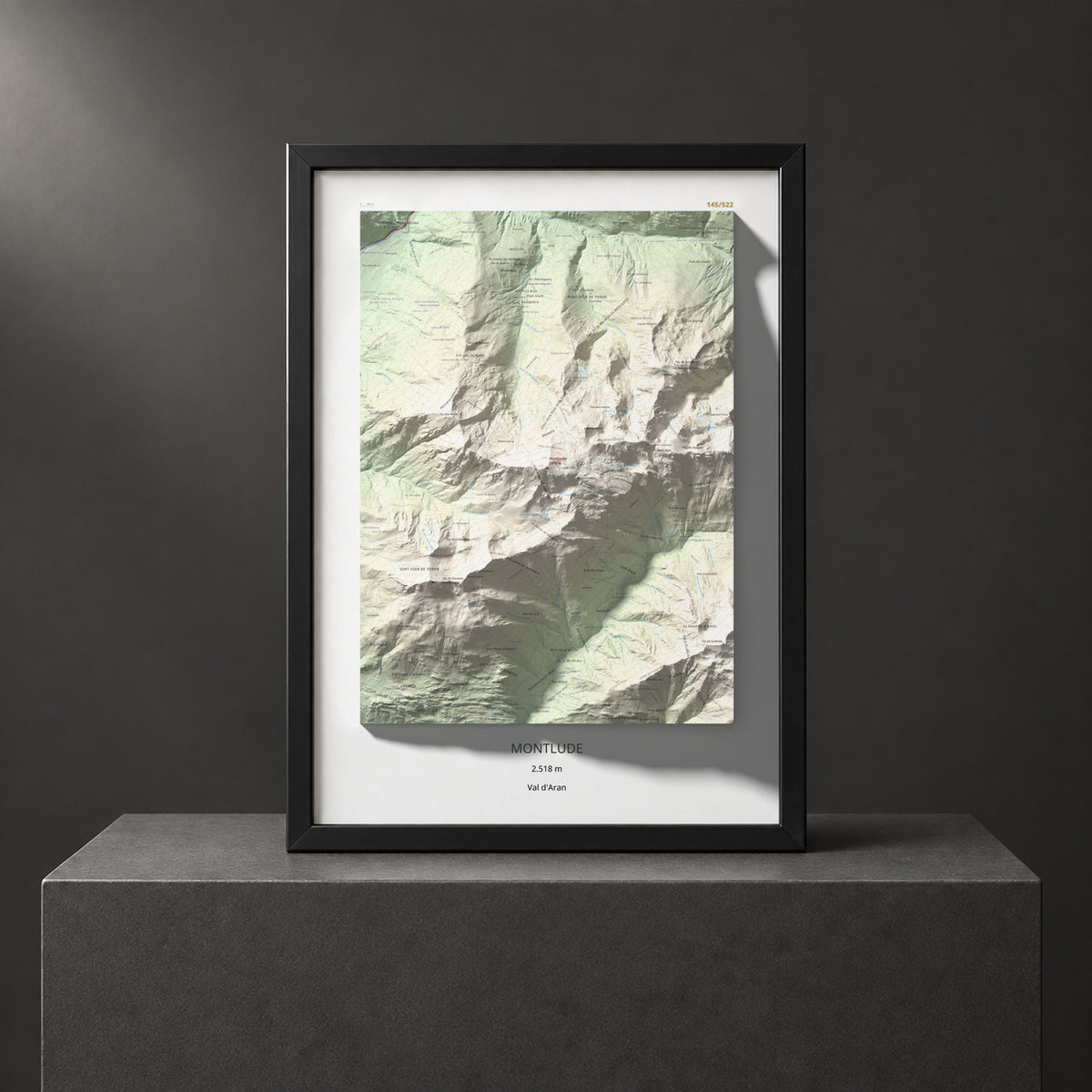 Mapa de relieve de Montlude, 2518 m, Val d'Aran, lámina 100 Cims de Trobart. Presentación enmarcada. 50 × 70 cm.