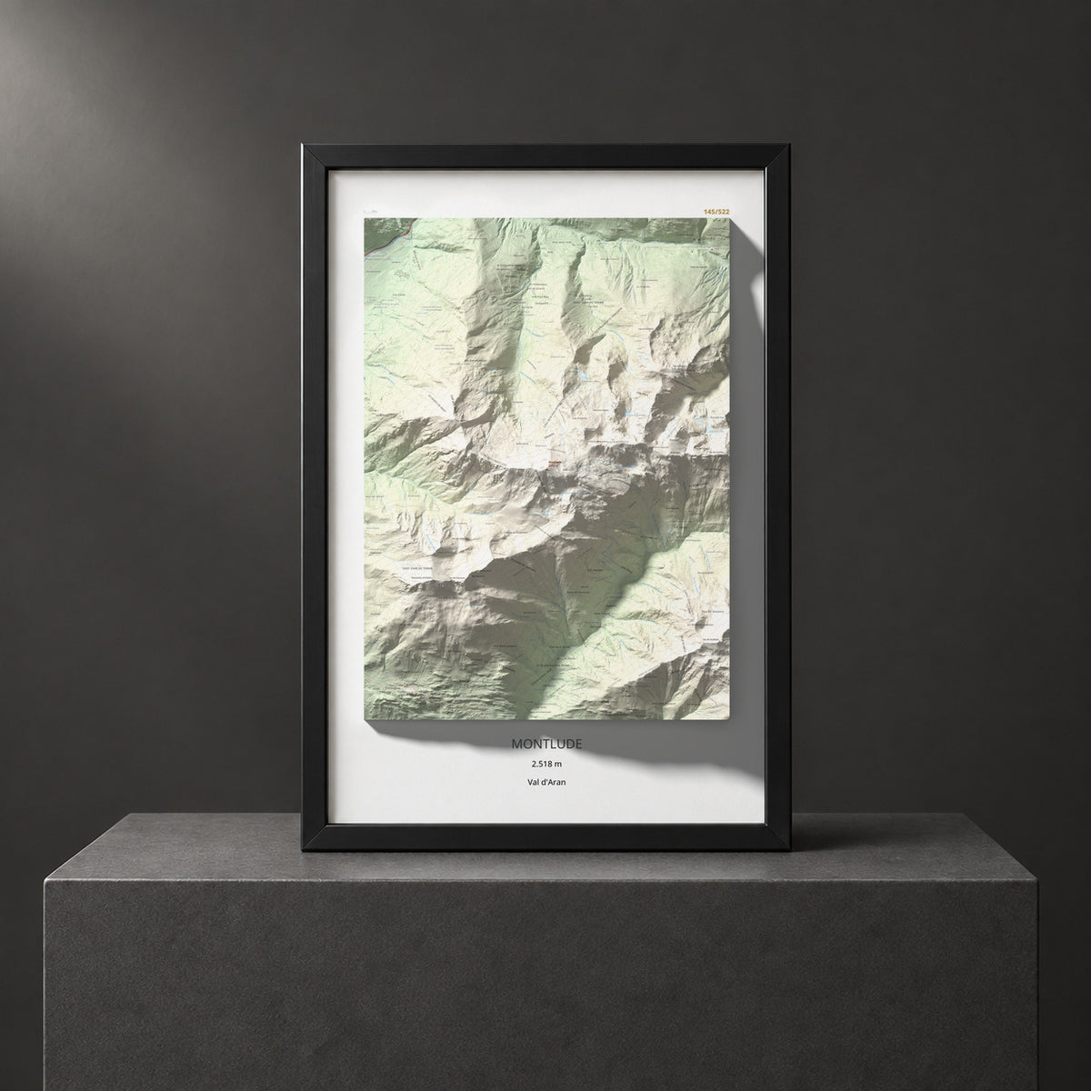 Mapa de relieve de Montlude, 2518 m, Val d'Aran, lámina 100 Cims de Trobart. Presentación enmarcada. 61 × 91 cm.
