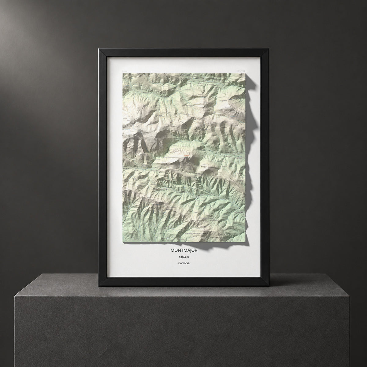 Mapa de relieve de Montmajor, 1074 m, Garrotxa, lámina 100 Cims de Trobart. Presentación enmarcada. 70 × 100 cm.
