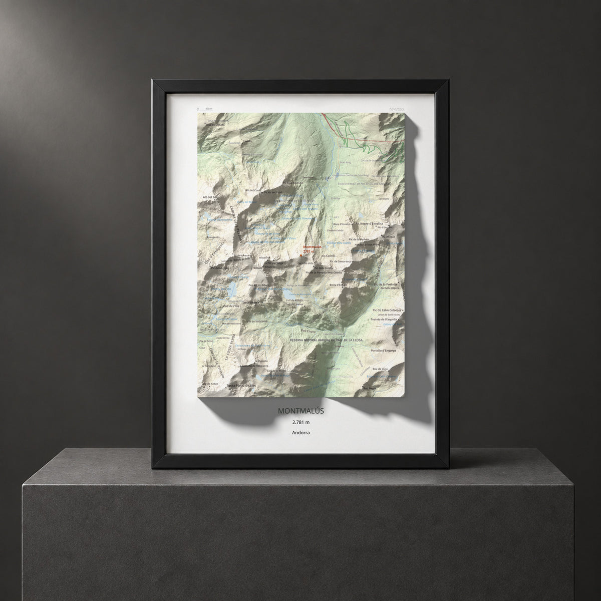 Mapa de relieve de Montmalús, 2781 m, Andorra, lámina 100 Cims de Trobart. Presentación enmarcada. 30 × 40 cm.