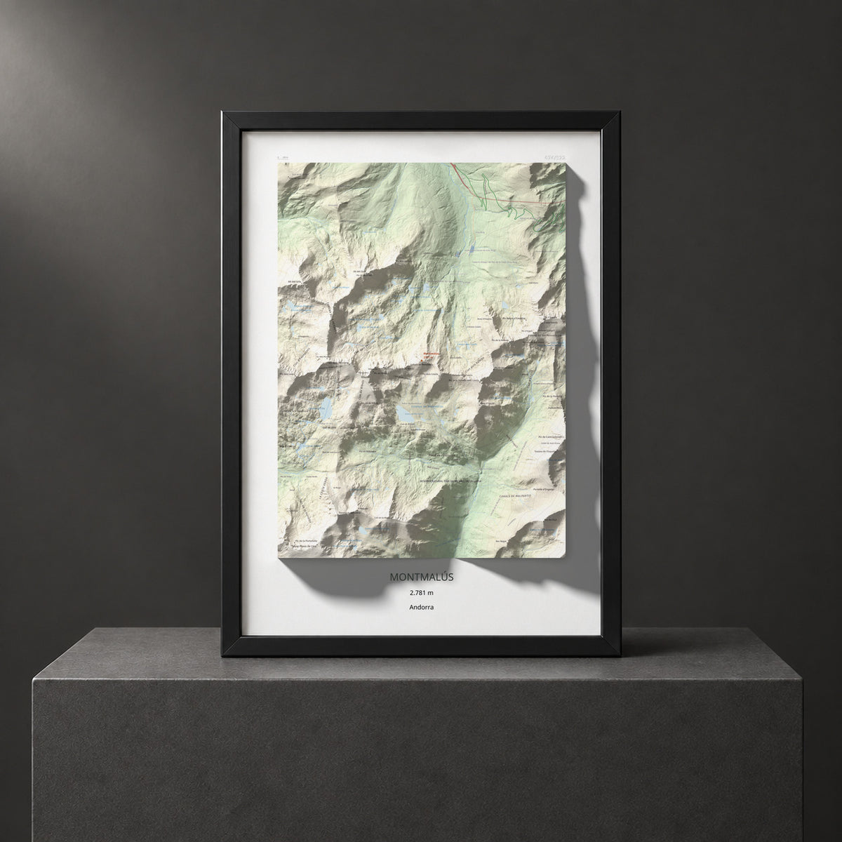 Mapa de relieve de Montmalús, 2781 m, Andorra, lámina 100 Cims de Trobart. Presentación enmarcada. 50 × 70 cm.