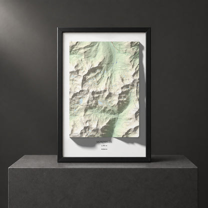 Mapa de relieve de Montmalús, 2781 m, Andorra, lámina 100 Cims de Trobart. Presentación enmarcada. 61 × 91 cm.