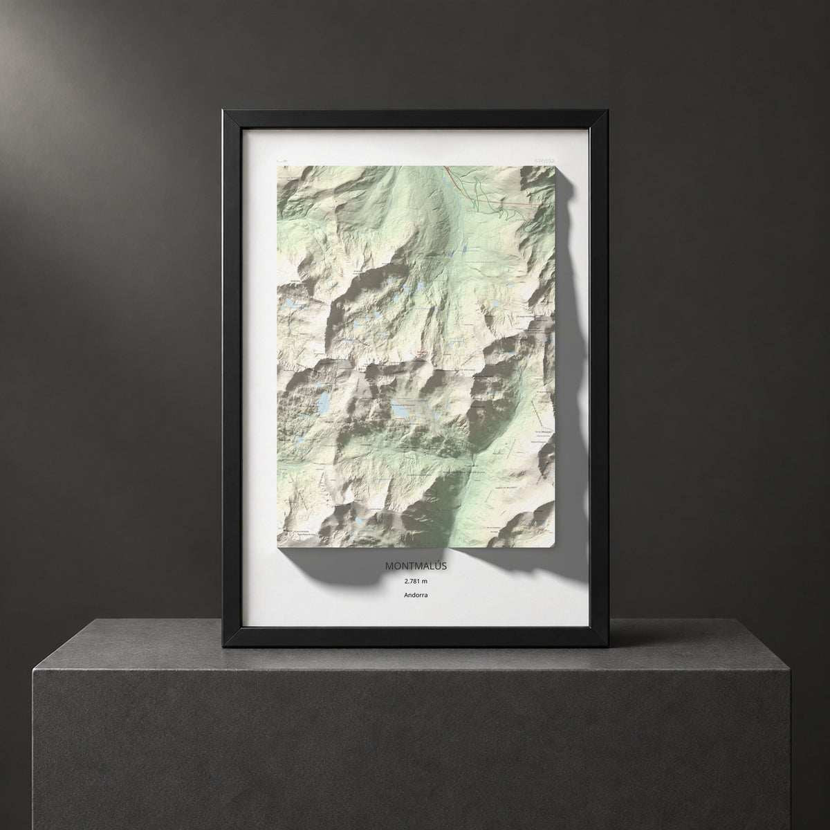 Mapa de relieve de Montmalús, 2781 m, Andorra, lámina 100 Cims de Trobart. Presentación enmarcada. 70 × 100 cm.