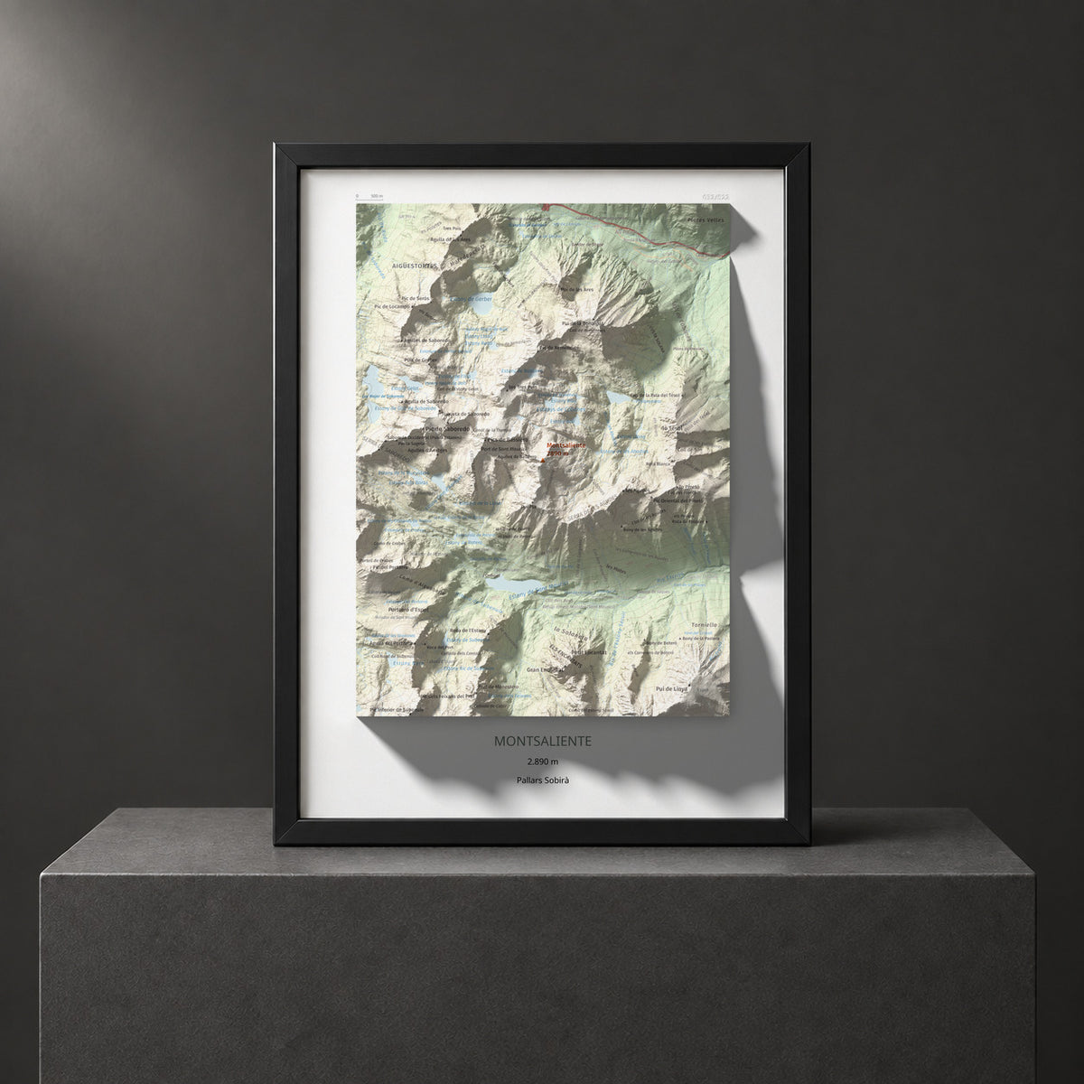 Mapa de relieve de Montsaliente, 2890 m, Pallars Sobirà, lámina 100 Cims de Trobart. Presentación enmarcada. 30 × 40 cm.