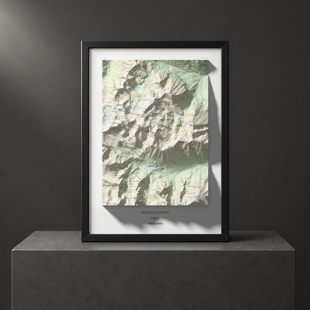 Mapa de relieve de Montsaliente, 2890 m, Pallars Sobirà, lámina 100 Cims de Trobart. Presentación enmarcada. 50 × 70 cm.
