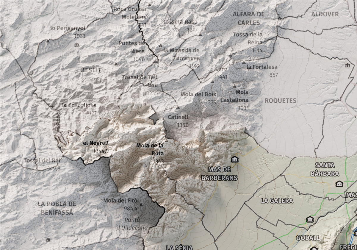Mapa de relieve del Montsià, con el territorio en color y el entorno en blanco. Detalle de la zona superior izquierda. 21 × 30 cm. Estilo Cartográfico.