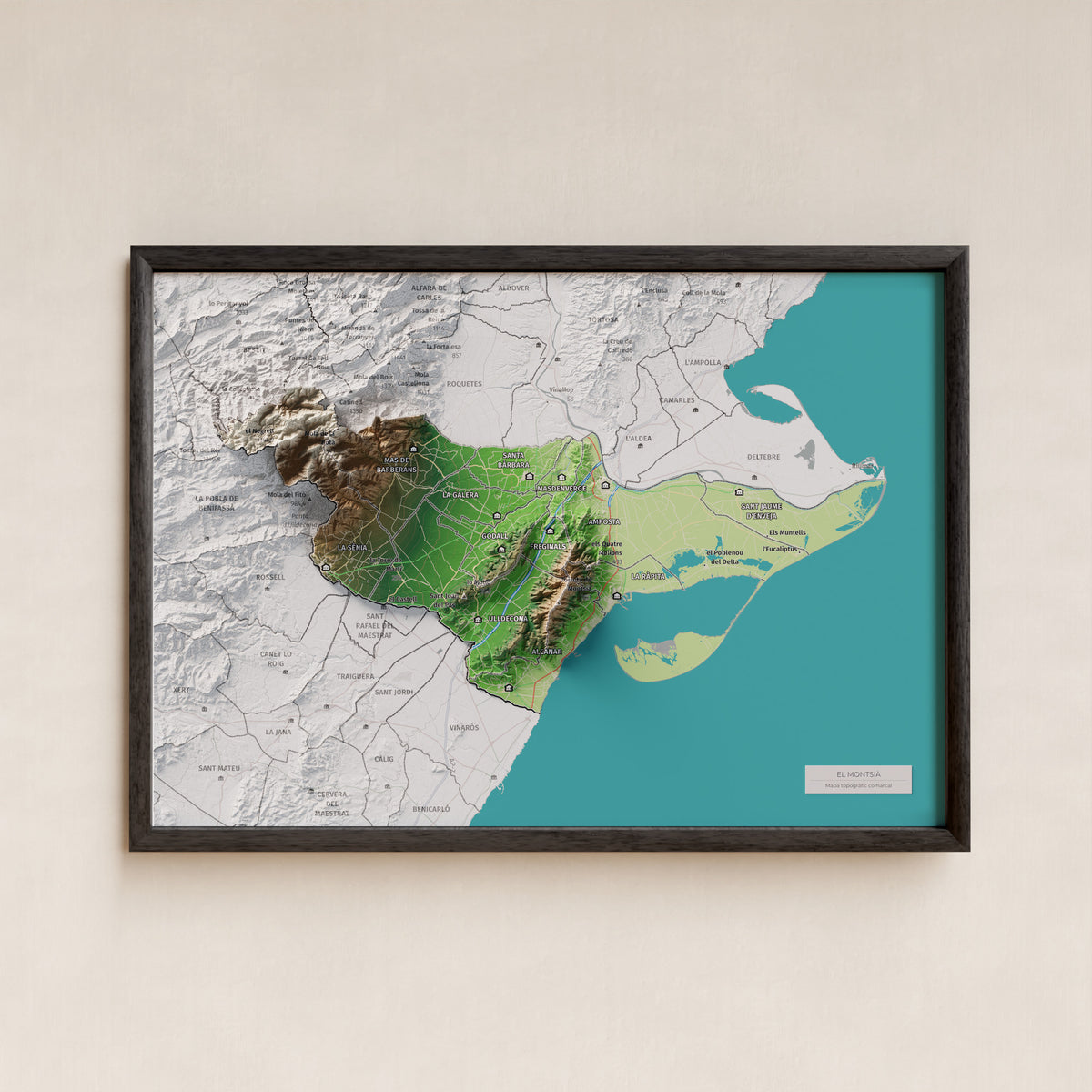 Mapa de relieve del Montsià, con el territorio en color y el entorno en blanco. Presentación con marco. 21 × 30 cm. Estilo Clásico.