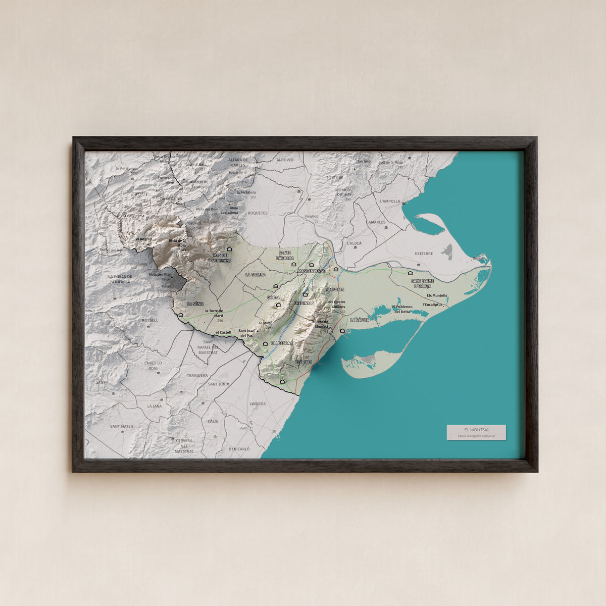Mapa de relieve del Montsià, con el territorio en color y el entorno en blanco. Presentación con marco. 21 × 30 cm. Estilo Cartográfico.