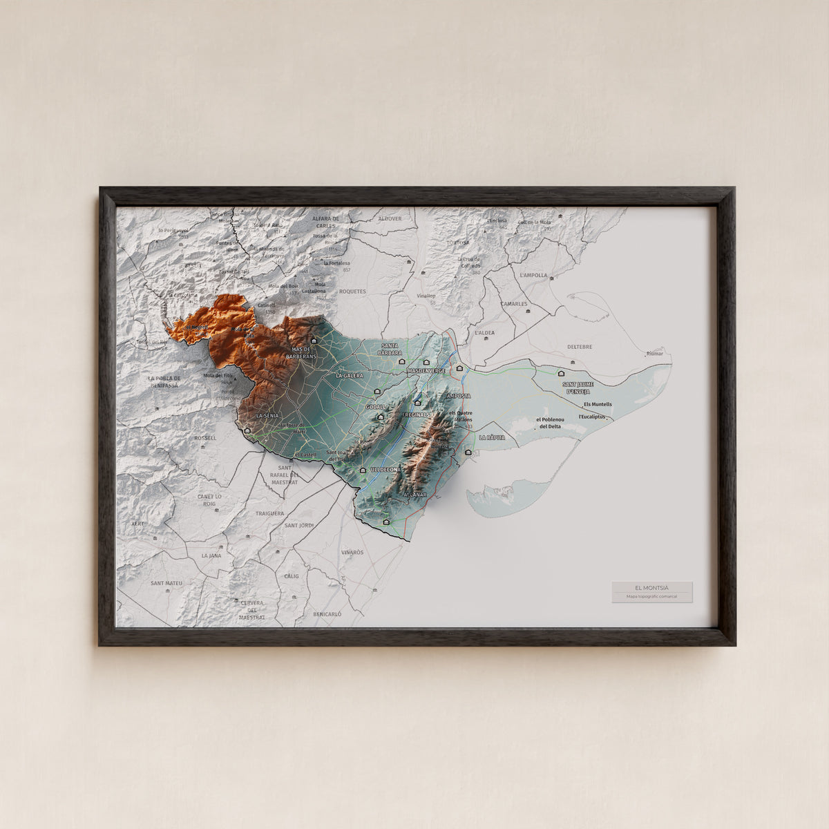 Mapa de relieve del Montsià, con el territorio en color y el entorno en blanco. Presentación con marco. 21 × 30 cm. Estilo Azul y naranja.