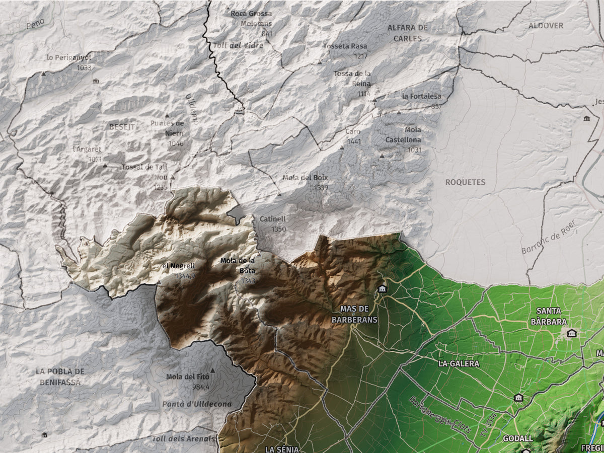 Mapa de relieve del Montsià, con el territorio en color y el entorno en blanco. Detalle de la zona superior izquierda. 30 × 40 cm. Estilo Clásico.