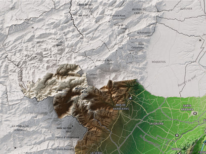 Mapa de relieve del Montsià, con el territorio en color y el entorno en blanco. Detalle de la zona superior izquierda. 30 × 40 cm. Estilo Clásico.