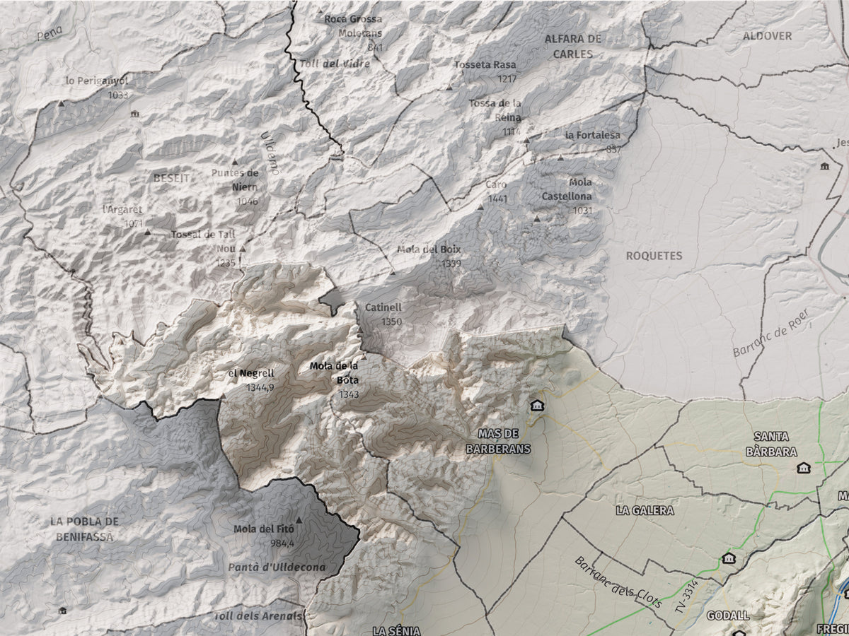 Mapa de relieve del Montsià, con el territorio en color y el entorno en blanco. Detalle de la zona superior izquierda. 30 × 40 cm. Estilo Cartográfico.