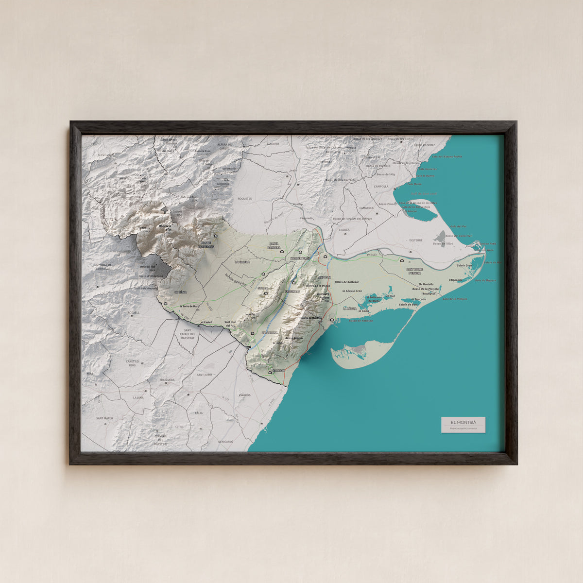 Mapa de relieve del Montsià, con el territorio en color y el entorno en blanco. Presentación con marco. 30 × 40 cm. Estilo Cartográfico.